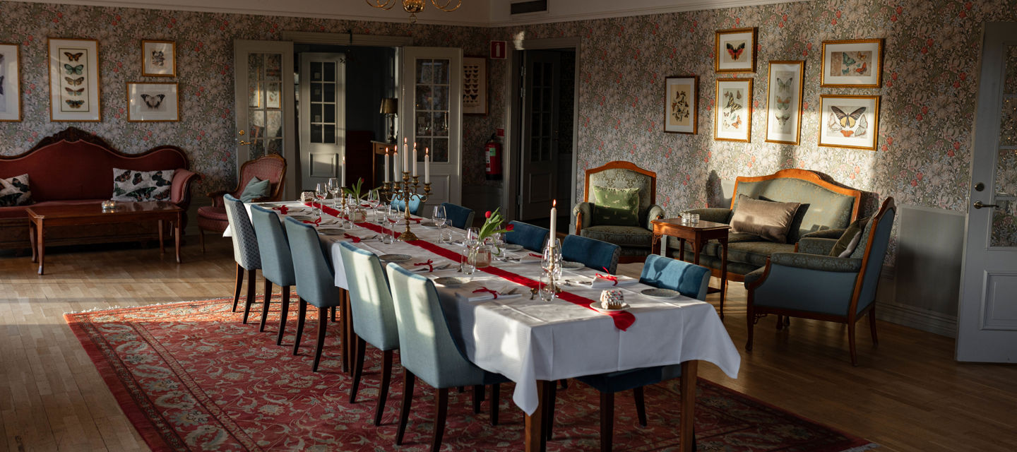 Vacker salong uppdukat för julbord