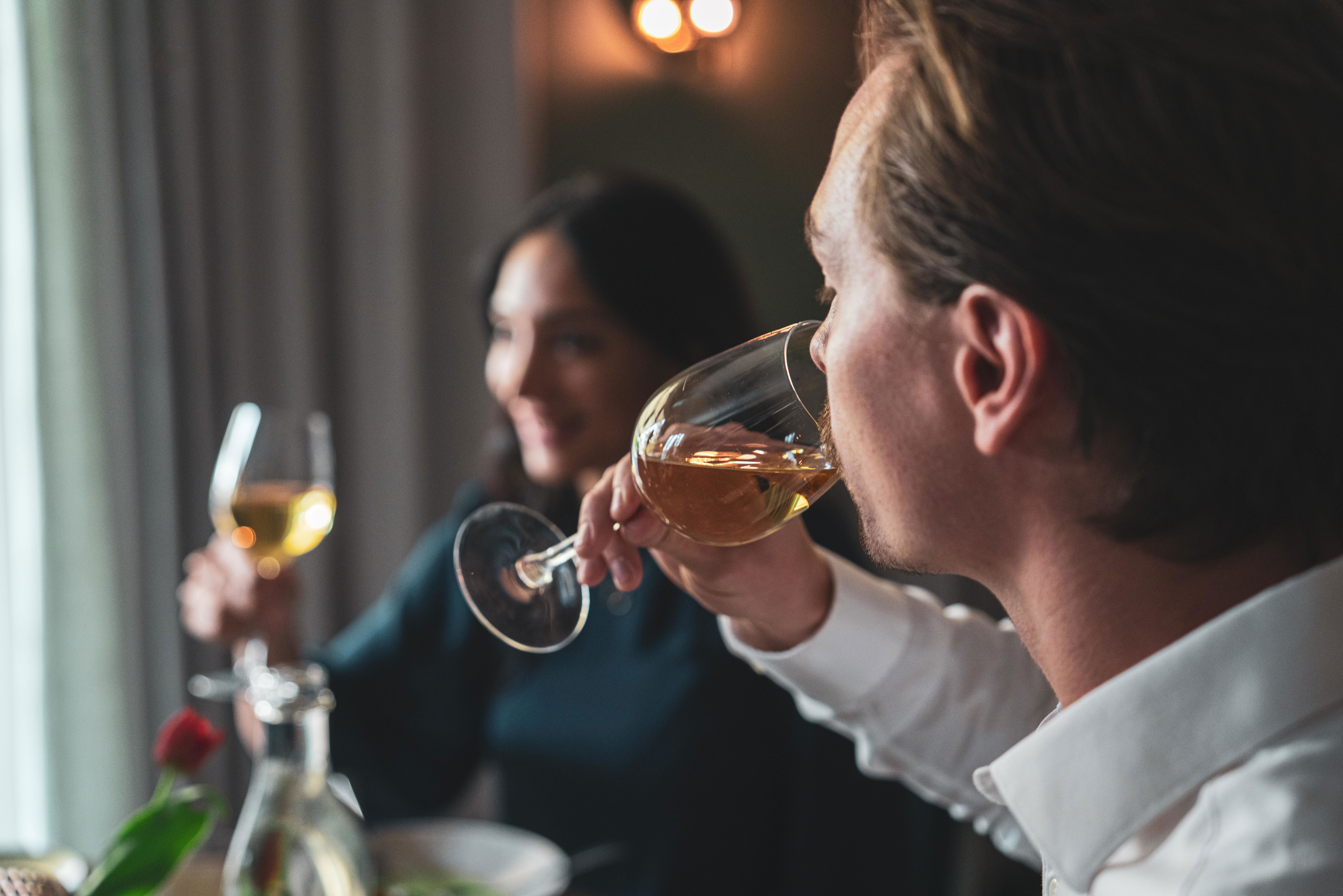 Människor dricker vin på restaurang