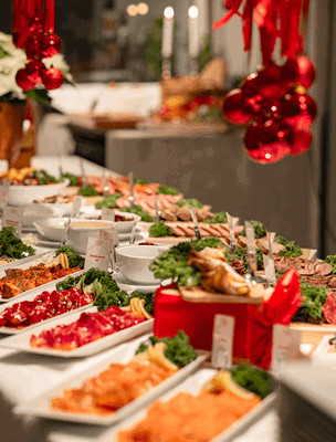 Julbord med varma och kalla klassiker