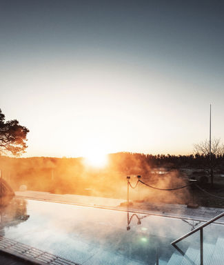 Utsikt över utomhuspool på hösten