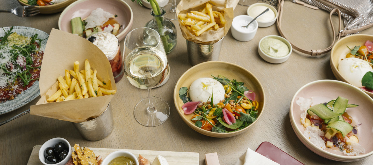 Dukat bord med flera olika lunchrätter