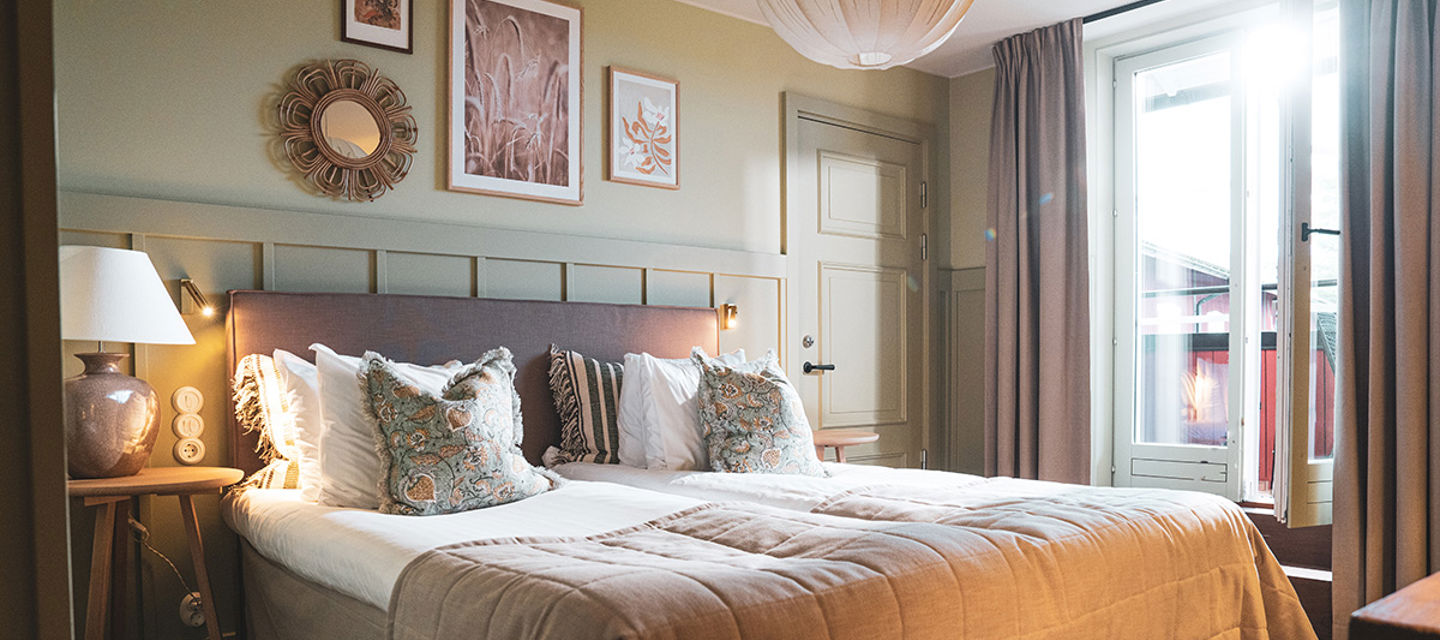 Hotellsovrum i dova färger på Värmdö