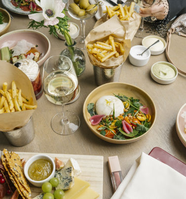 Dukat bord med flera olika lunchrätter