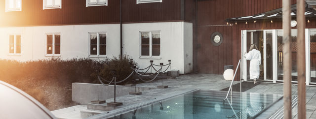 Varm utomhuspool vid Fågelbro Säteri på Värmdö
