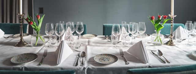 Uppdukat matbord i en vacker salong på Fågelbro Säteri