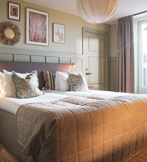 Hotellsovrum i dova färger på Värmdö
