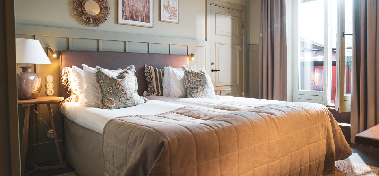 Hotellrum med stor dubbelsäng och balkong