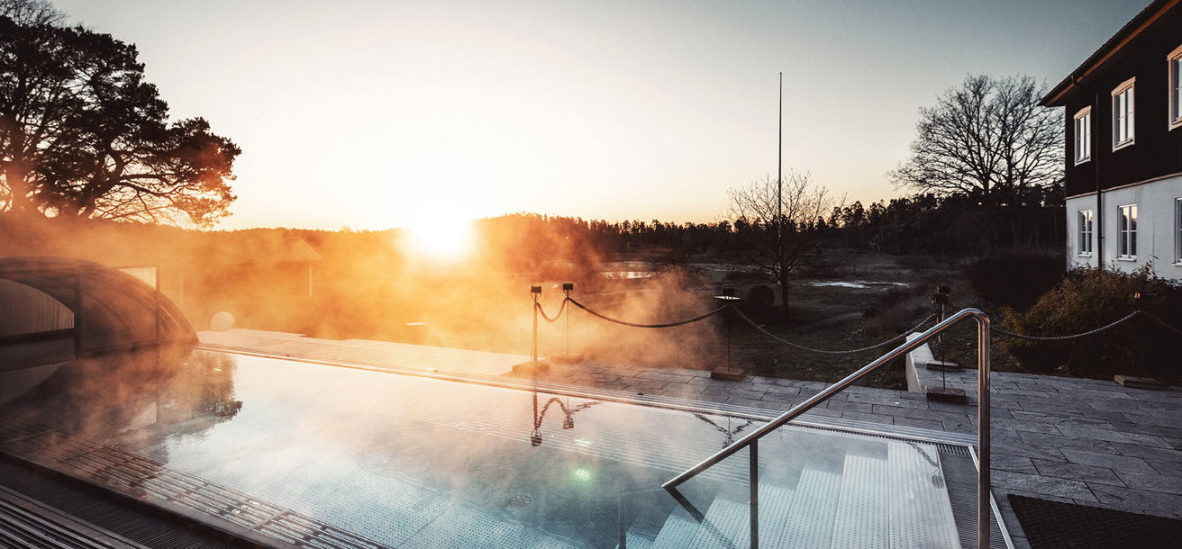 Utsikt över utomhuspool på hösten